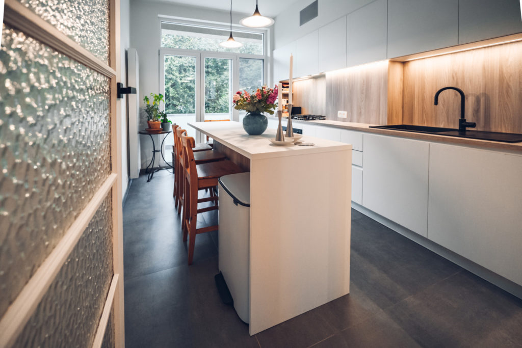 Nouvelle porte-fenêtre installée lors des travaux d'aménagement d'un appartement des années 30. La nouvelle cuisine profite d'une plus grande luminosité. Une réalisation de Ma-Intérieur.