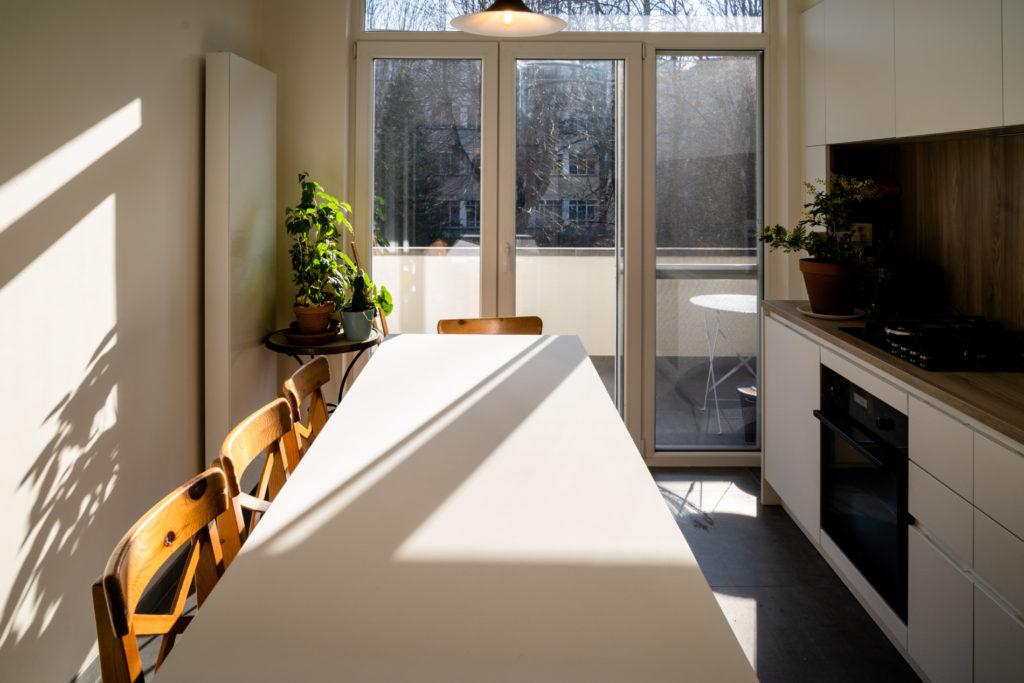 Eclairage naturel dans une cuisine après travaux d'aménagement d'un appartement des années 30 réalisé par Ma-Intérieur.