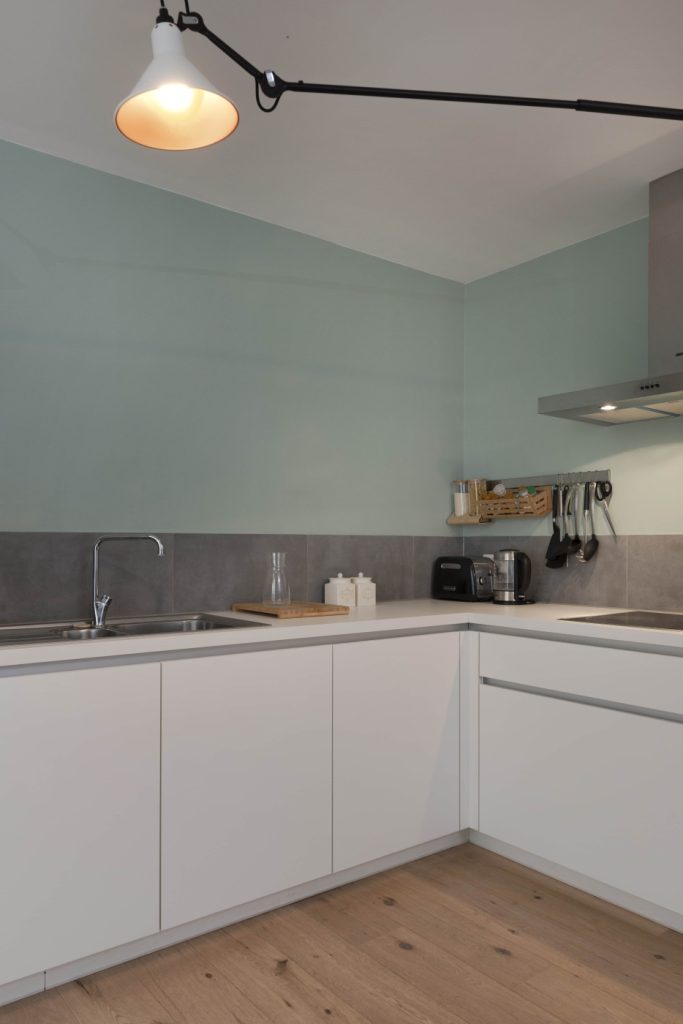 cuisine blanche dans un appartement de petites dimensions