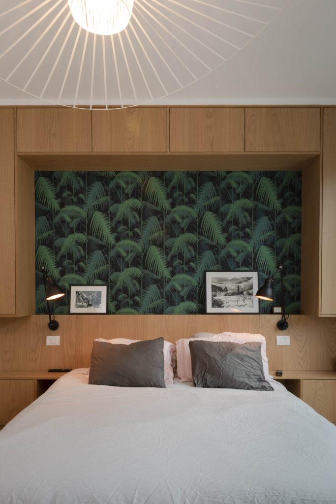 chambre avec meuble intégré dans la tête de lit qui offre un gain de place dans un appartement de petites dimensions