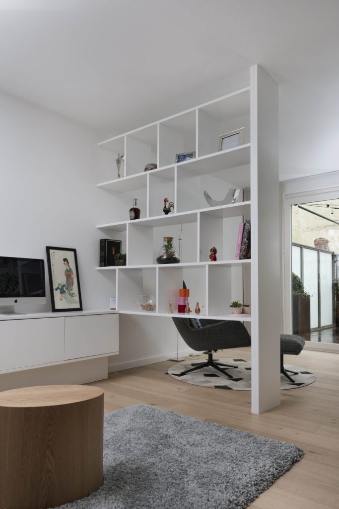  bibliothèque sans fond servant de séparateur visuel dans un appartement de petites dimensions