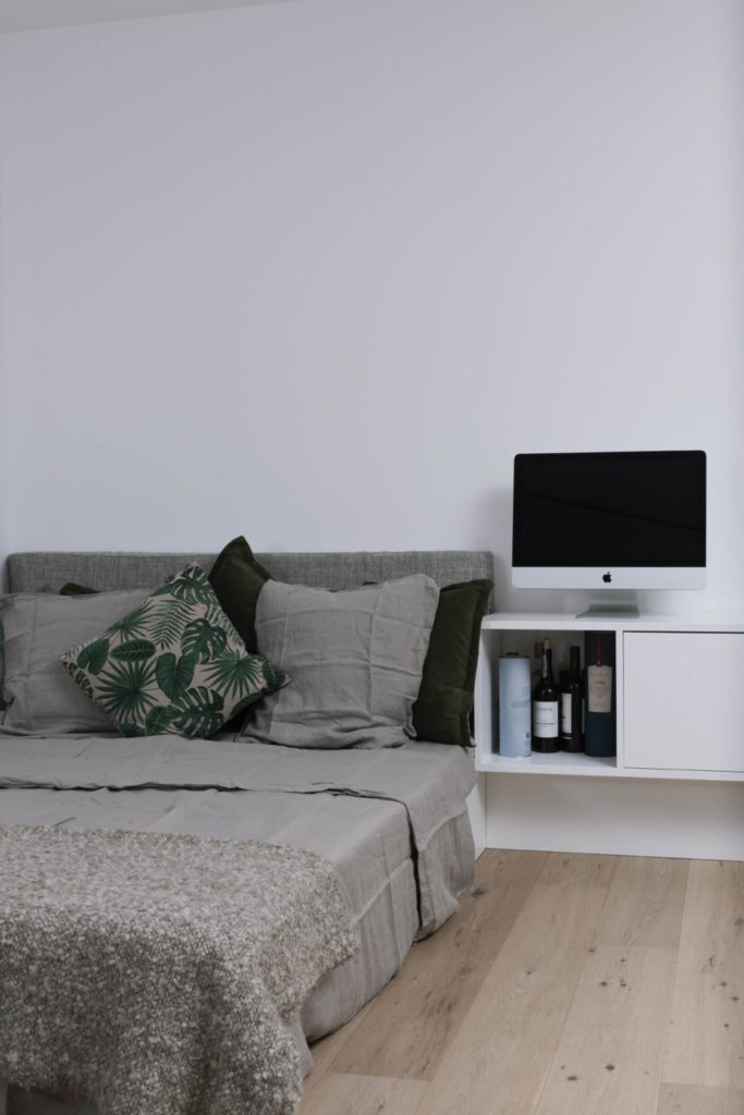 lit transformable en banquette dans un appartement de petites dimensions
