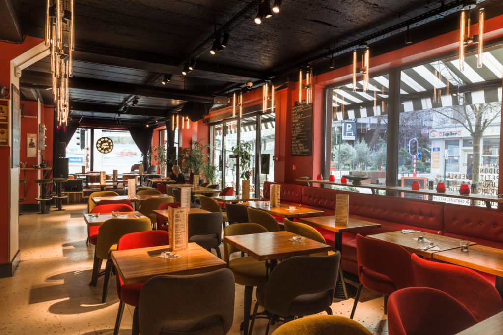 aménagement intérieur de restaurant dans le centre de Bruxelles : vue de la salle de service.