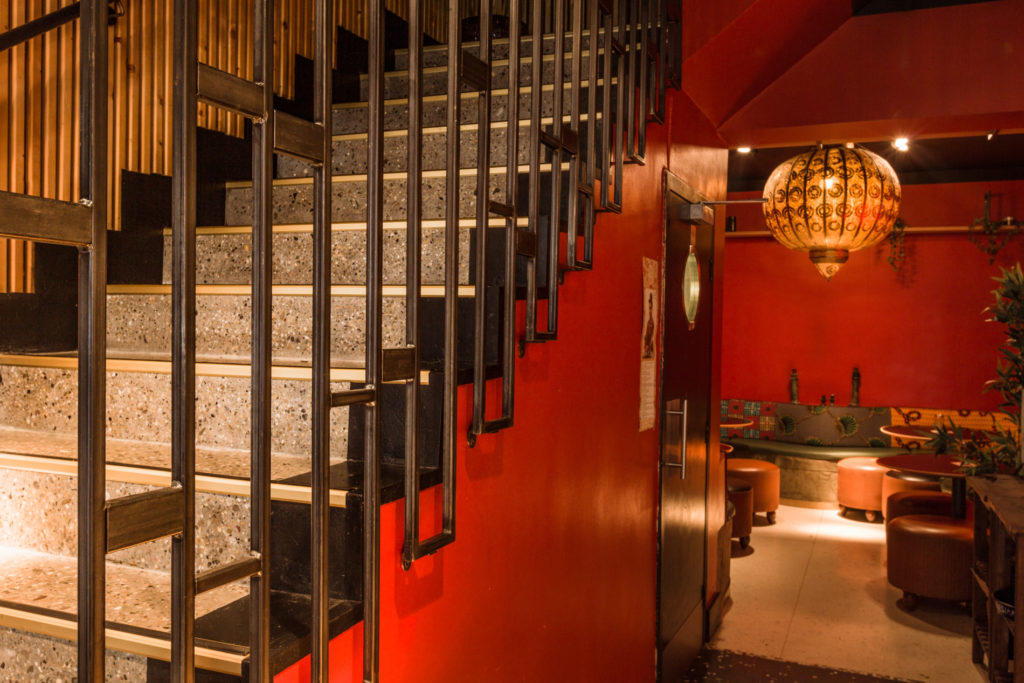 aménagement intérieur de restaurant : détail de l'escalier et des ferronneries.