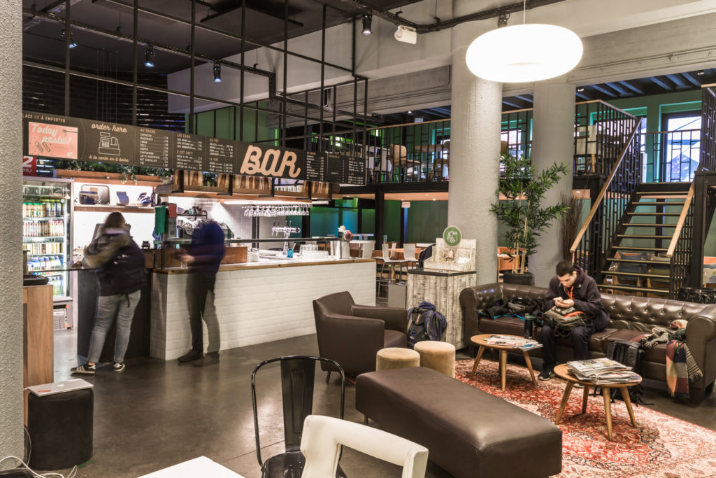 vue de la mezzanine créée pour modifier le design d'un espace cafétéria
