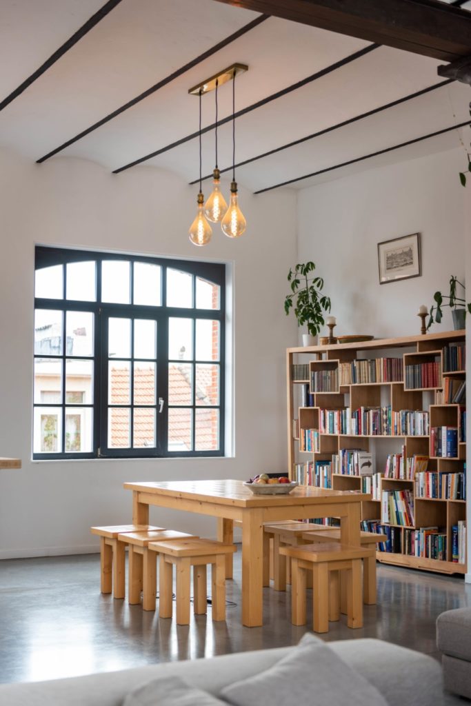 Détail d'un salon avec meubles en bois dans une ancienne fabrique rénovée