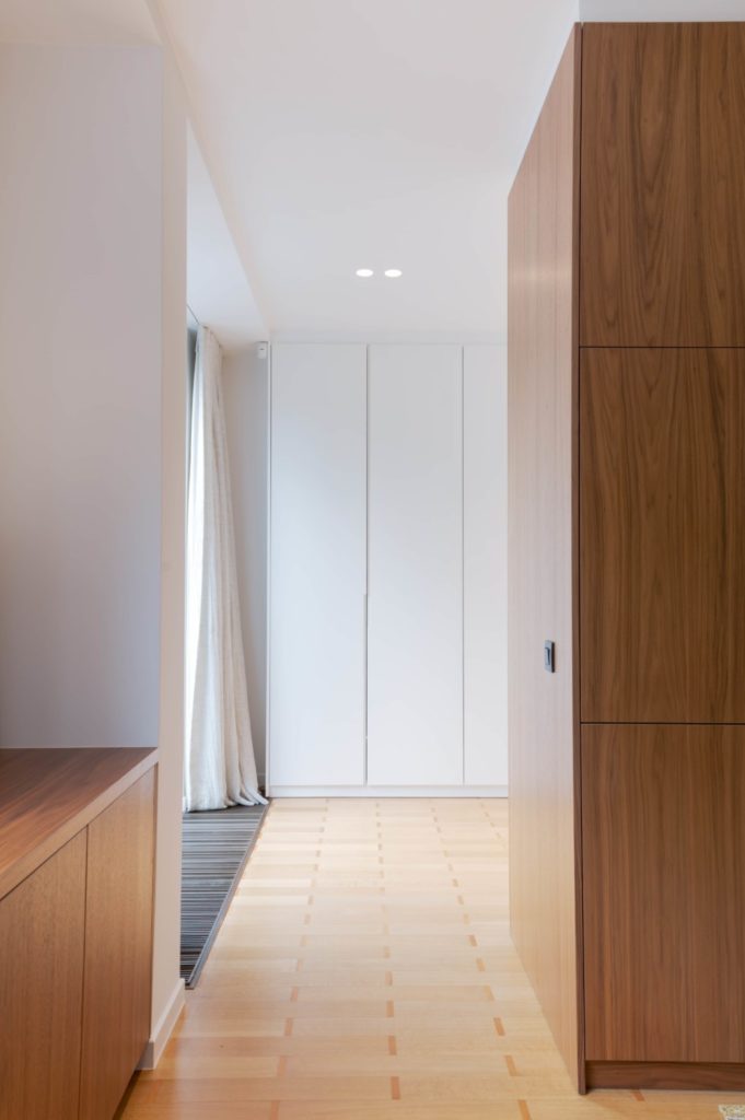 détails du mobilier dans une chambre après la rénovation d'une maison bourgeoise à Bruxelles