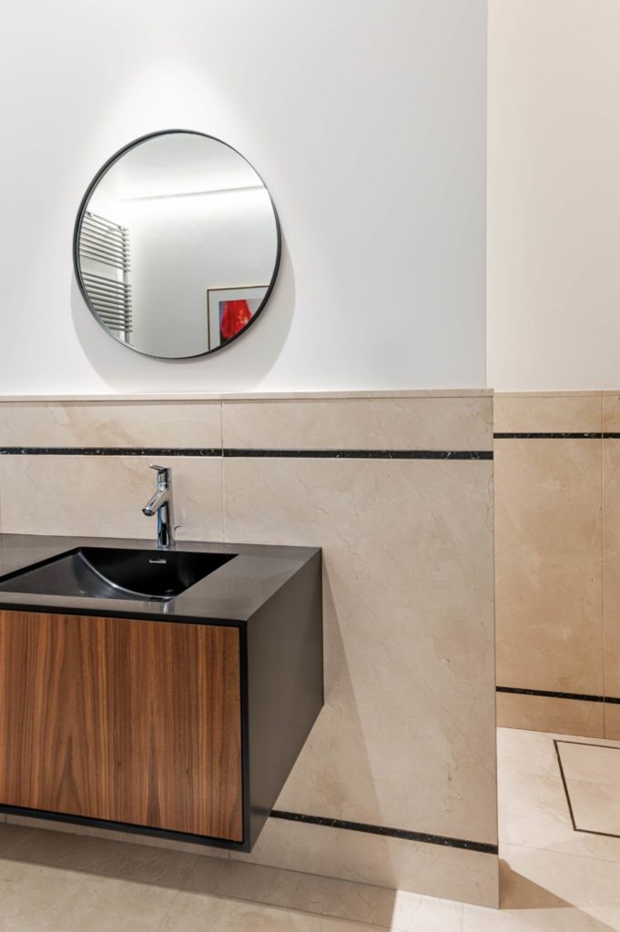 détails d'un lavabo et miroir dans une salle de bains après la rénovation d'une maison bourgeoise à Bruxelles