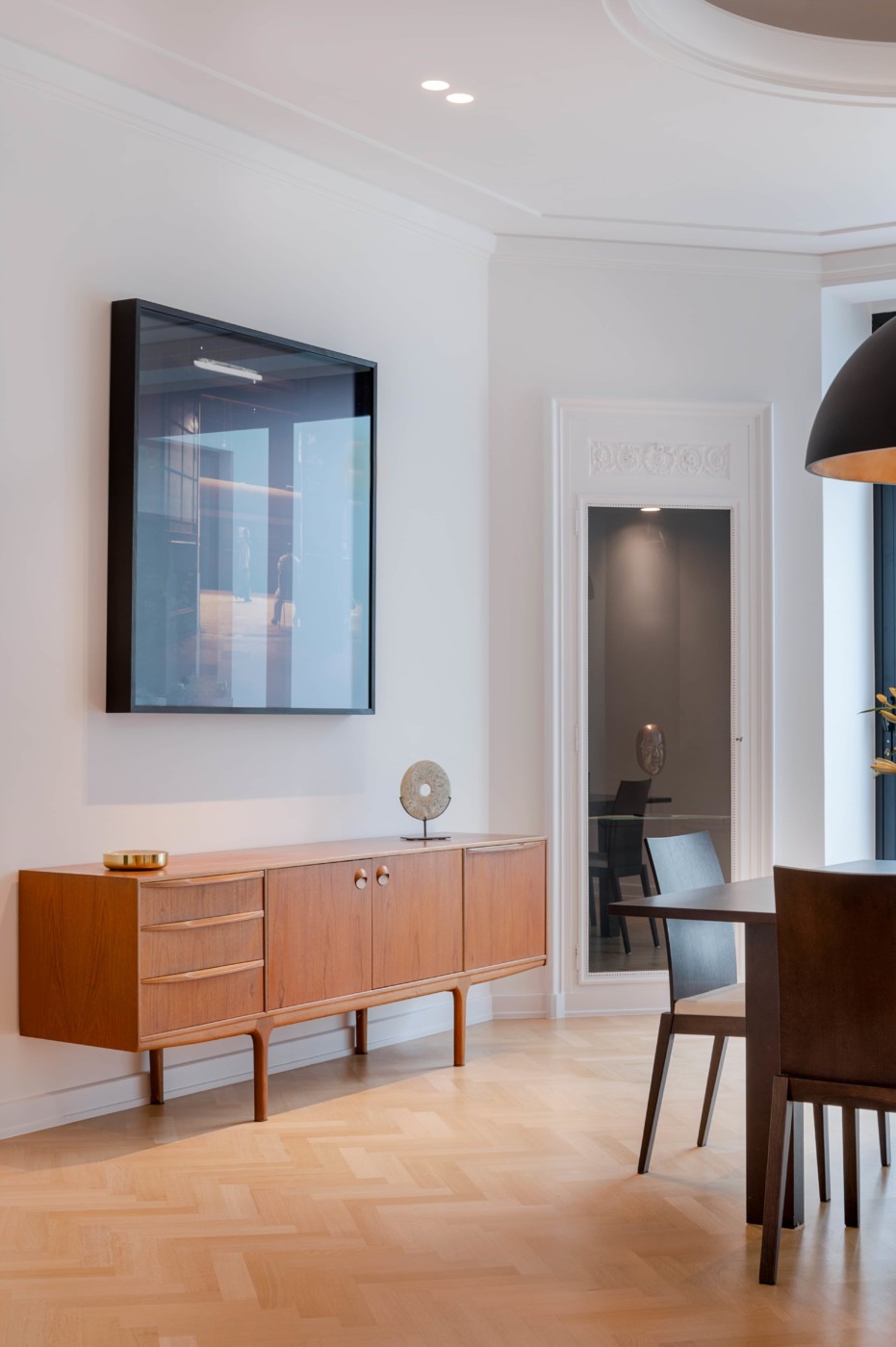 détails d'un salon avec moulure ancienne et parquet après la rénovation d'une maison bourgeoise à Bruxelles