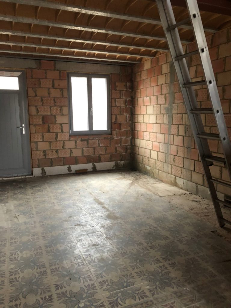 Vue d'un salon avant l'un aménagement du gros oeuvre fermé